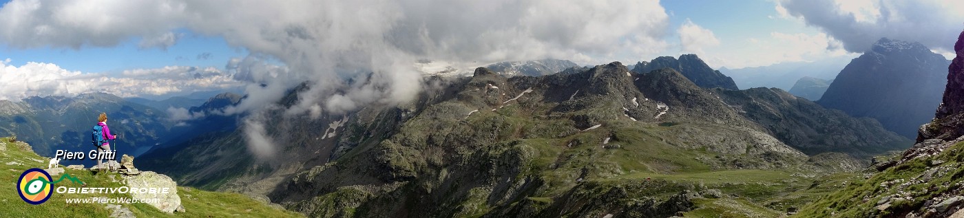 91 Panoramica verso Val Poschiavo a dx , Pizzo Scalino al centro, Sasso Moro a dx.jpg